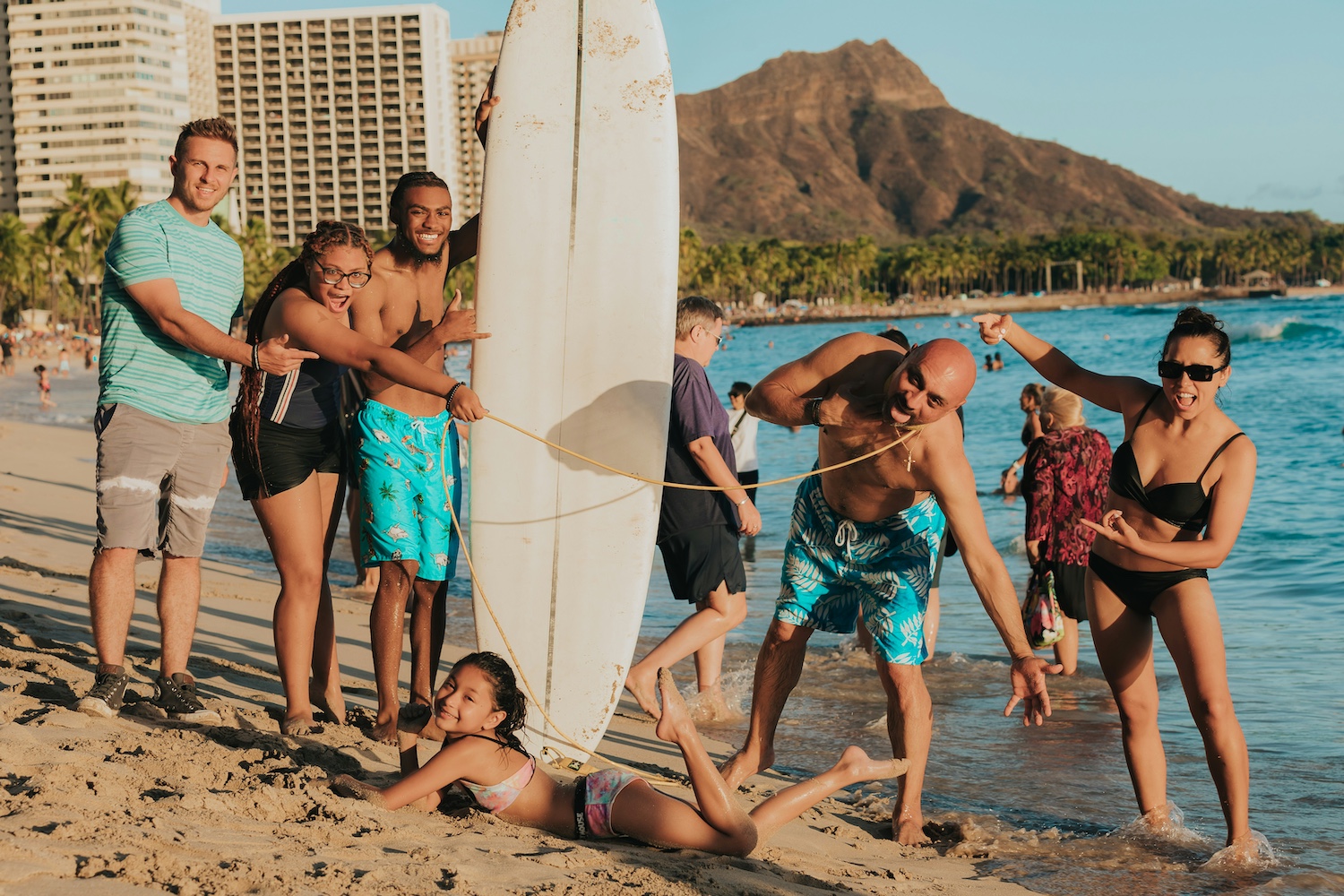 andrew-valdivia-XbaPvmBXg4o-unsplash a group of people standing on a beach enjoying spring break activities for families in hawaii