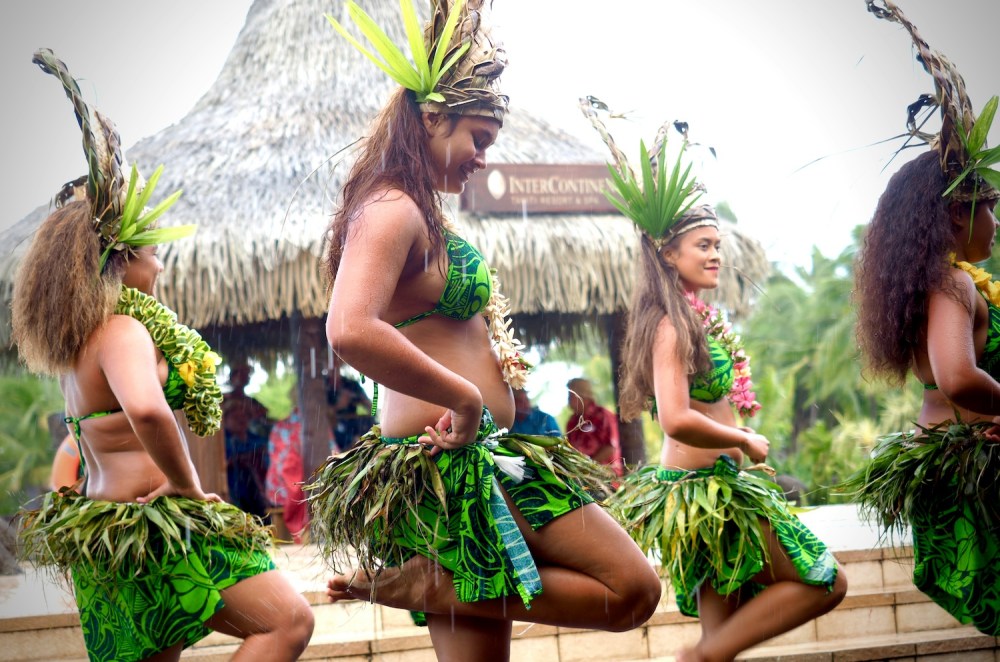 hula dancers in hawaii